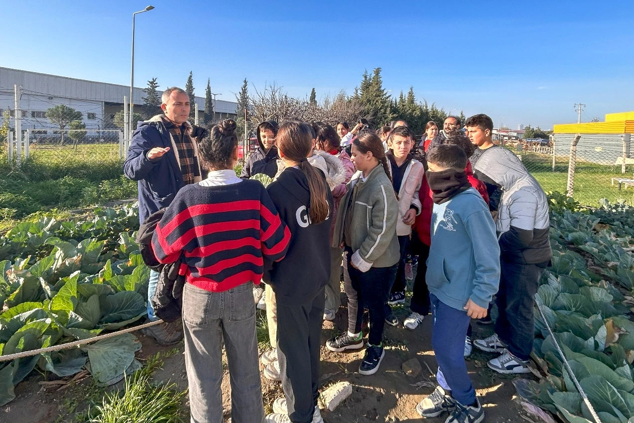 İzmir Bornova'da Kent Bostanı&rsquo;nda uygulamalı ekoloji eğitimi