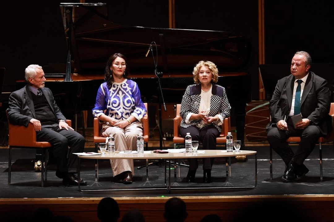 D&uuml;nya T&uuml;rk Dili Ailesi G&uuml;n&uuml; İzmir&rsquo;de ilk kez d&uuml;zenlendi